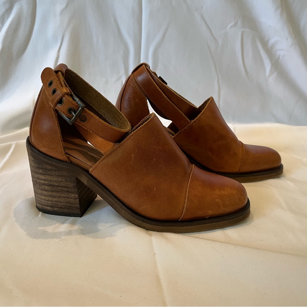 Free people leather ankle strap heels. Women’s US size 6.5, EU 37.